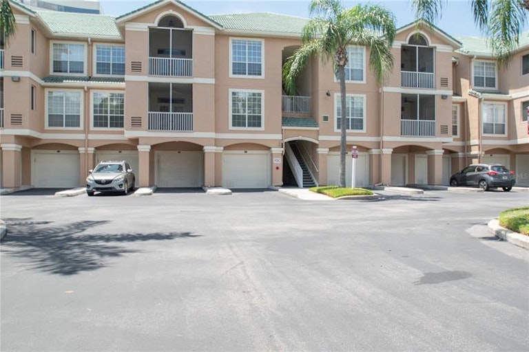 Photo 3 of 43 - 1309 Bay Club Cir #1309, Tampa, FL 33607