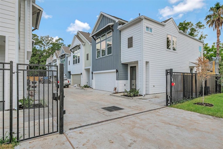 Photo 2 of 28 - 5509 Beall St Unit C, Houston, TX 77091