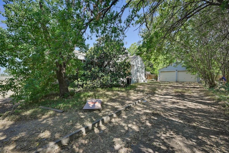 Photo 8 of 31 - 719 Minden St, Fort Worth, TX 76110