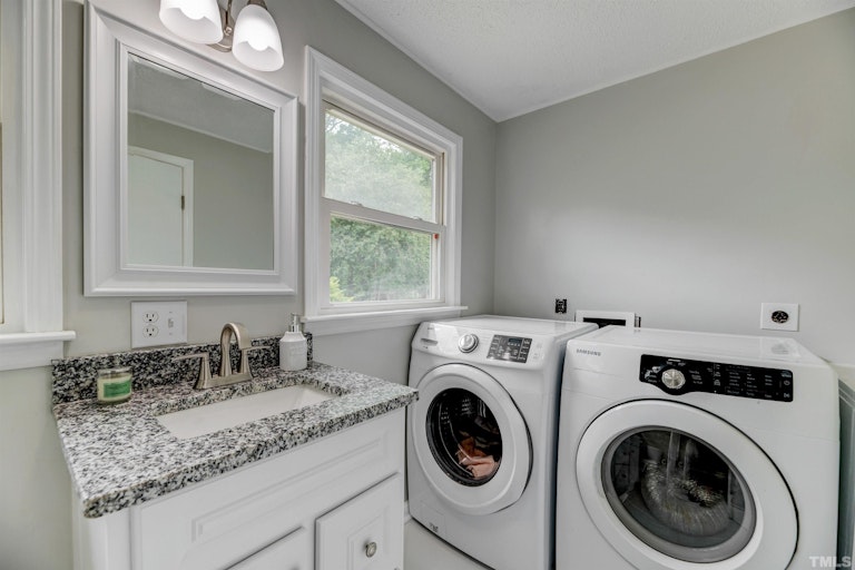 Photo 19 of 36 - 818 Shannon Dr, Chapel Hill, NC 27516