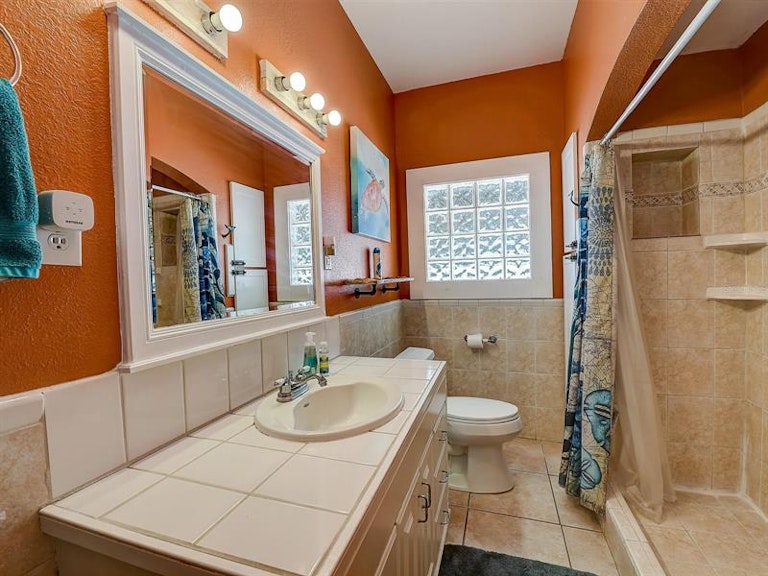 Photo 23 of 42 - 2010 Burlington Ave N, Saint Petersburg, FL 33713