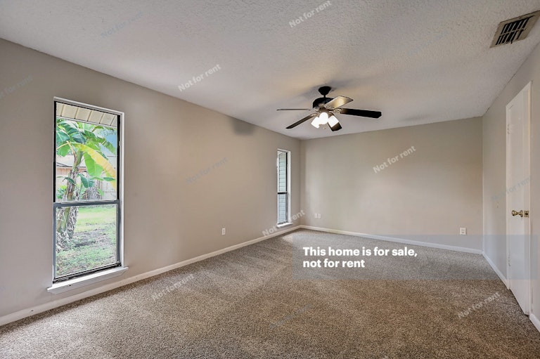 Photo 6 of 30 - 4251 Queensway Dr, Jacksonville, FL 32257