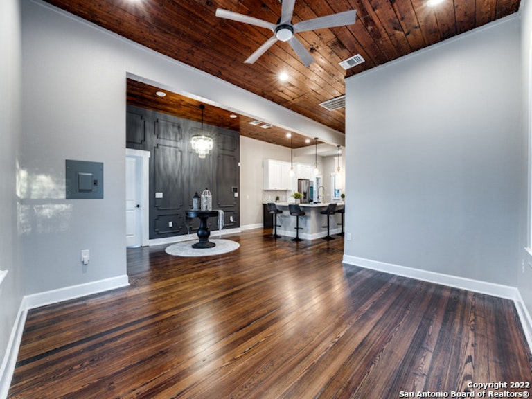 Photo 10 of 32 - 1139 S Saint Marys St, San Antonio, TX 78210