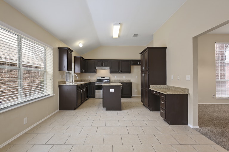 Photo 11 of 28 - 7703 Danuers Ln, Arlington, TX 76002