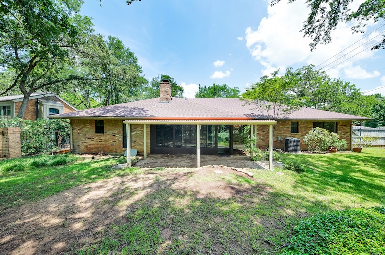 Photo 30 of 32 - 2233 Stafford Dr, Arlington, TX 76012