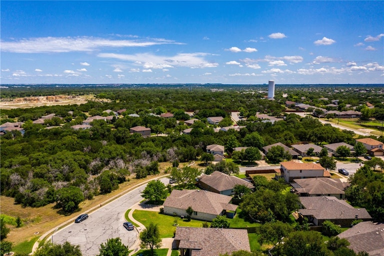 Photo 7 of 33 - 3216 Winding River Trl, Round Rock, TX 78681
