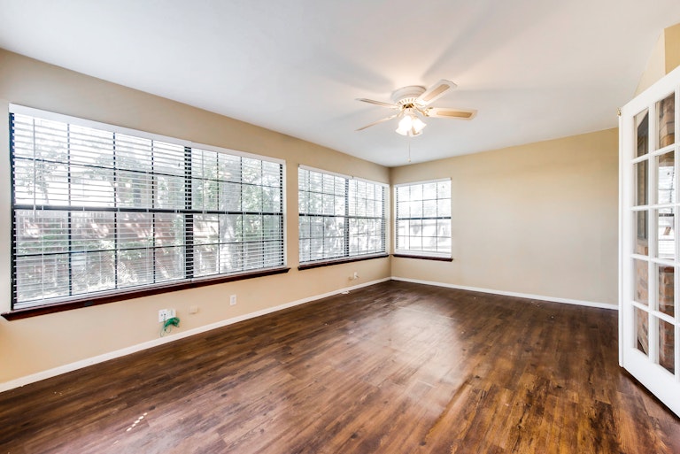 Photo 15 of 25 - 419 Thorn Wood Dr, Euless, TX 76039