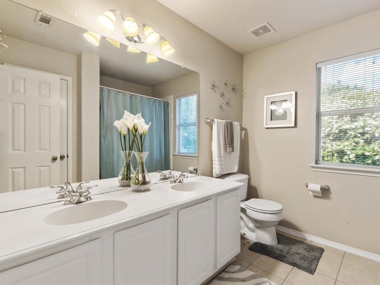 Photo 32 of 38 - 4133 Walnut Creek Ct, Fort Worth, TX 76137