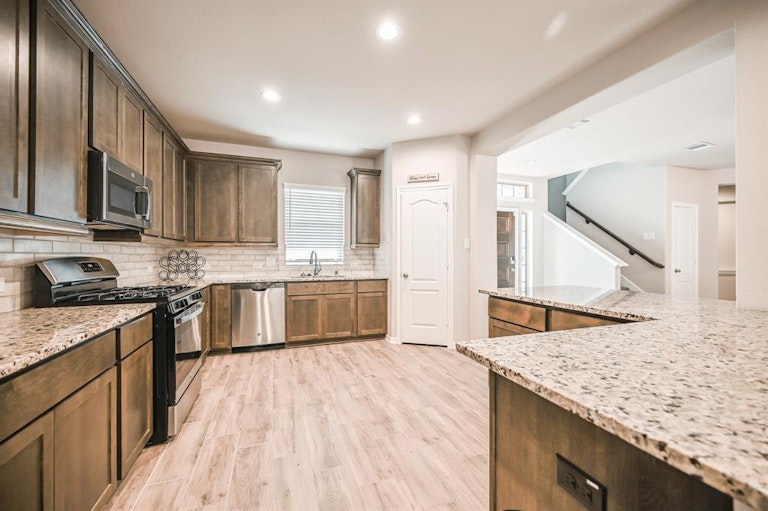 Photo 10 of 36 - 6822 Aspen Peak Dr, Baytown, TX 77521