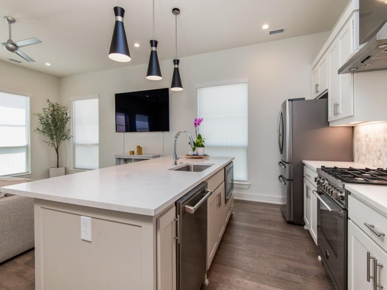Photo 9 of 23 - 126 Garden Ct W, Arlington, TX 76013