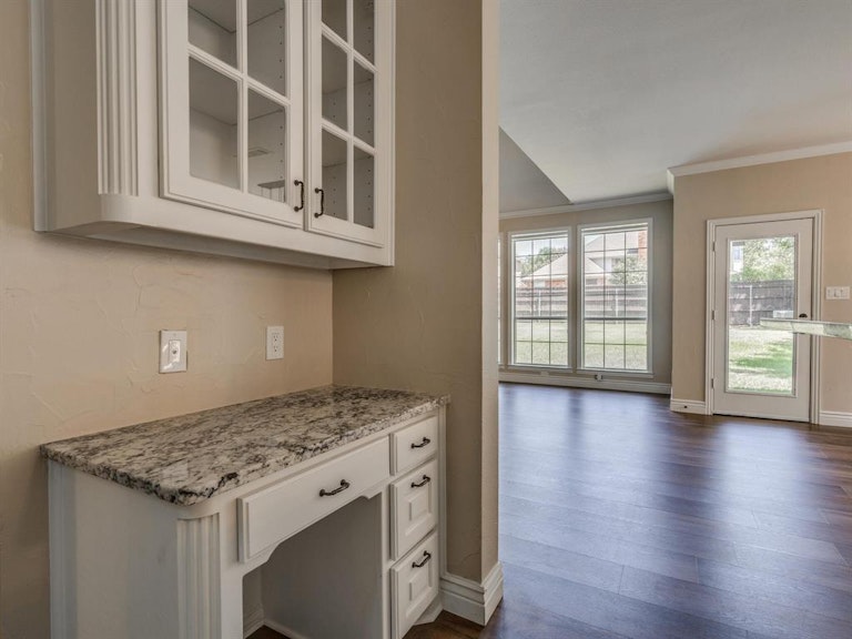 Photo 15 of 32 - 2524 Oak Brook Dr, Bedford, TX 76021