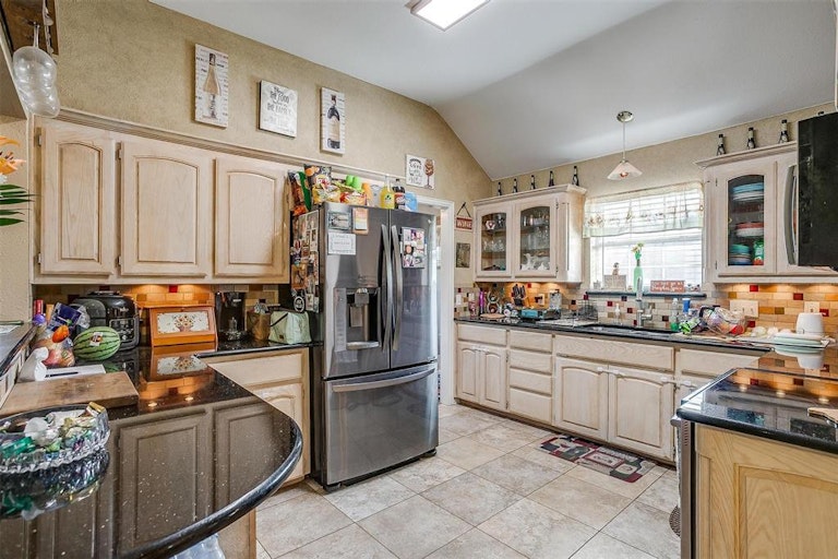 Photo 13 of 40 - 509 Arbor Lawn Dr, Burleson, TX 76028
