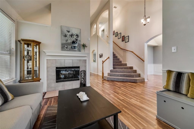 Photo 10 of 40 - 8801 Clearlake Dr, Rowlett, TX 75088