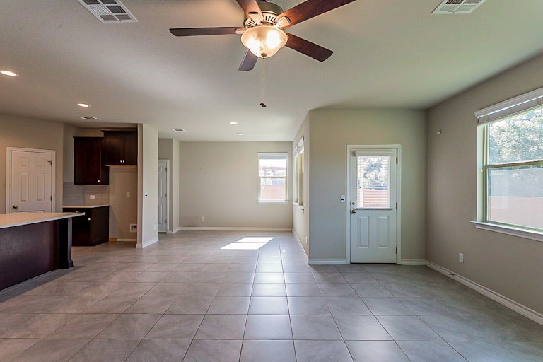 Photo 10 of 22 - 5602 Burr Blf, San Antonio, TX 78266