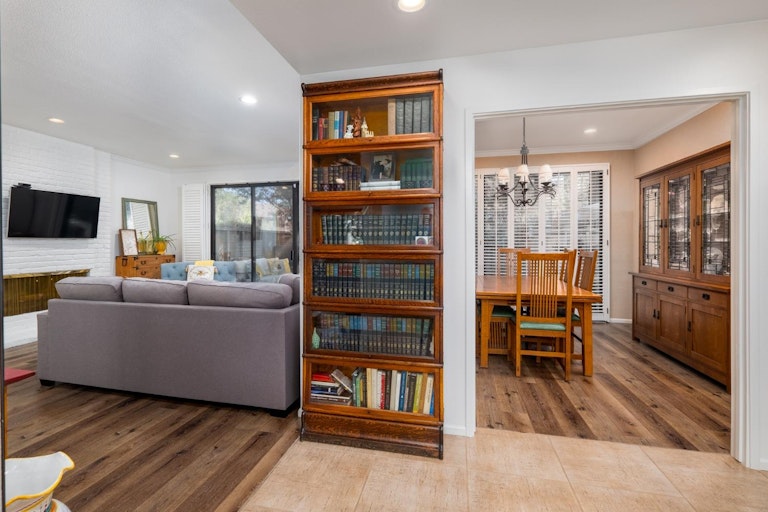 Photo 7 of 40 - 317 Wyndgate Rd, Sacramento, CA 95864