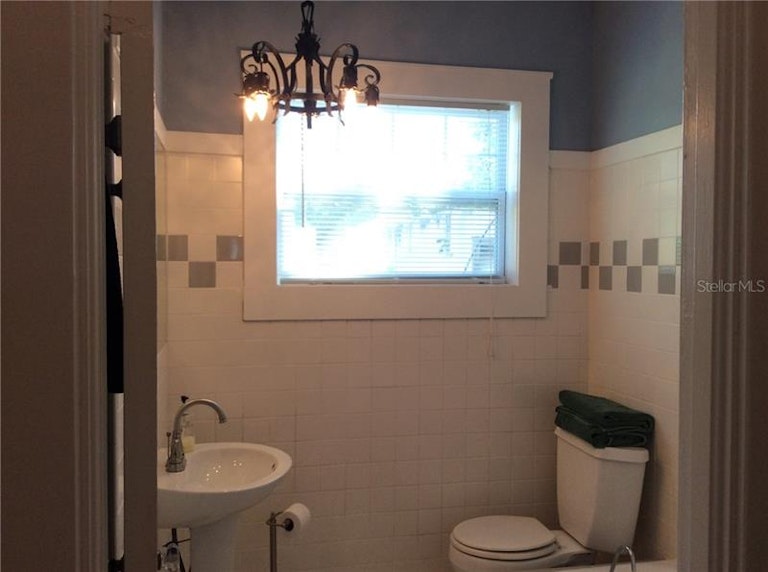 Photo 12 of 18 - 3535 Jacinto Ct, Sarasota, FL 34239
