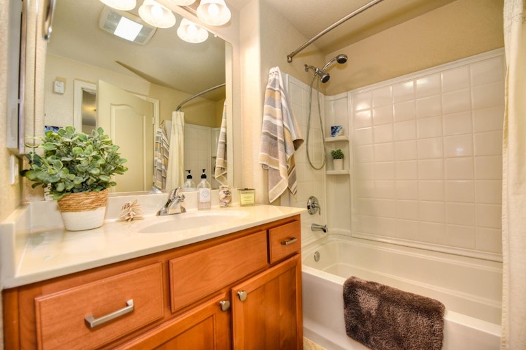 Photo 20 of 40 - 1000 Moon Cir #1026, Folsom, CA 95630