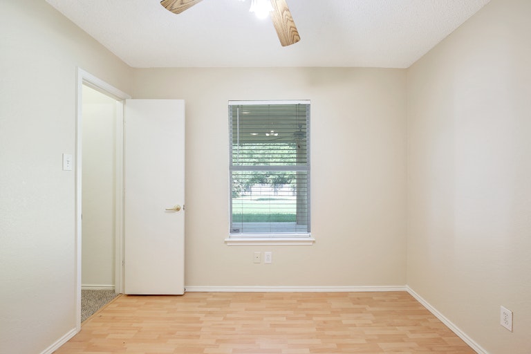 Photo 18 of 27 - 516 Berryhill Dr, Mansfield, TX 76063