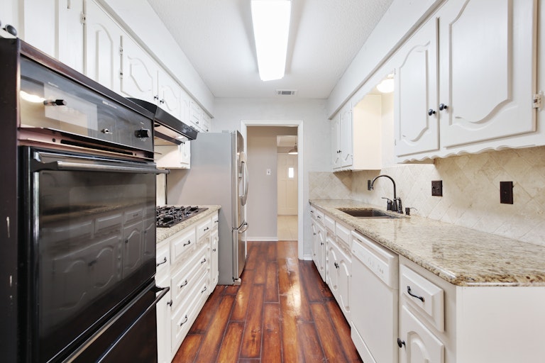 Photo 3 of 26 - 1510 Kingswood Dr, Cedar Hill, TX 75104