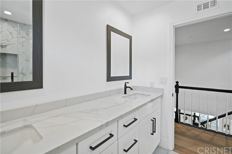 Photo 32 of 43 - 11905 Andasol Ave, Granada Hills, CA 91344