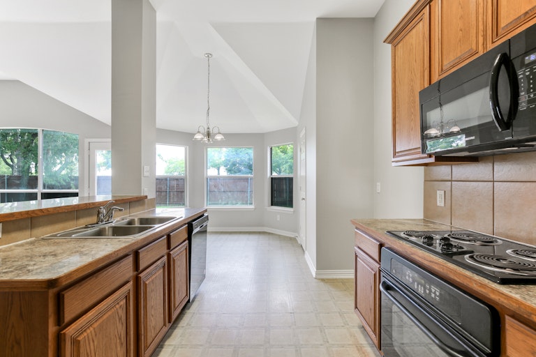Photo 2 of 26 - 1804 Athena Dr, Lancaster, TX 75134