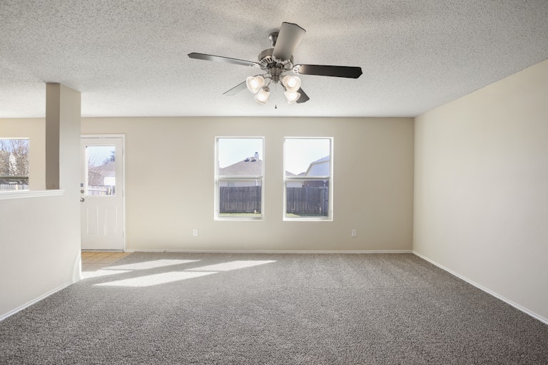 Photo 16 of 30 - 6904 Meadow Way Ln, Fort Worth, TX 76179