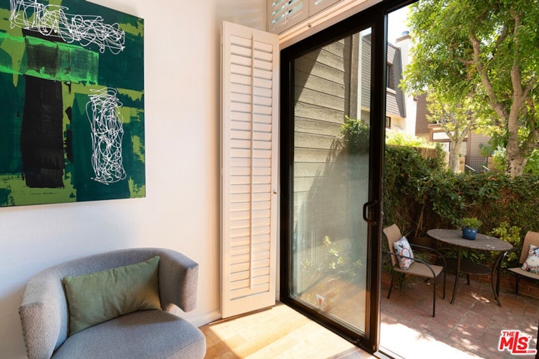 Photo 5 of 41 - 13965 Riverside Dr, Sherman Oaks, CA 91423
