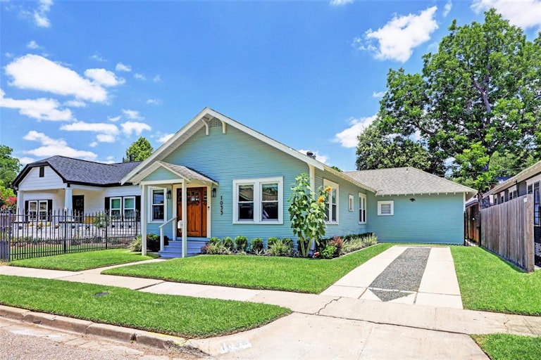 Photo 1 of 20 - 1033 E 16th St, Houston, TX 77009