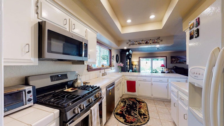 Photo 19 of 50 - 1402 Mallard Ln, Roseville, CA 95661