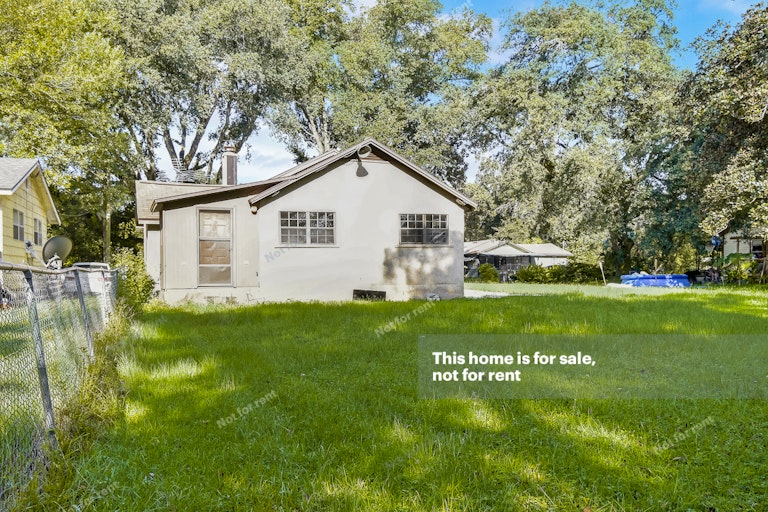 Photo 16 of 29 - 827 Dennison St, Jacksonville, FL 32254