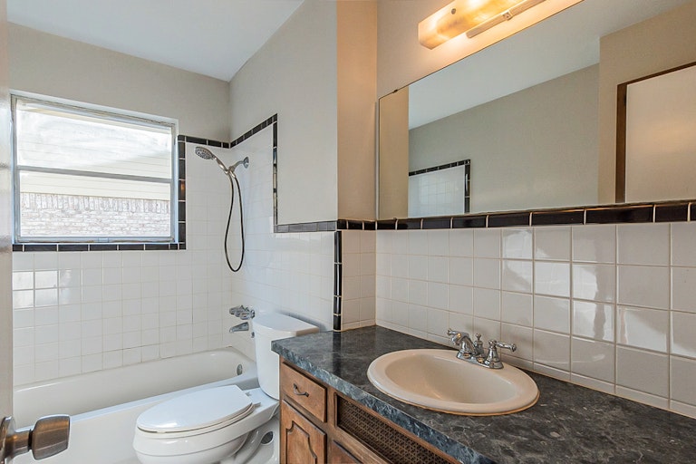 Photo 6 of 27 - 4702 Colgate Ln, Garland, TX 75042