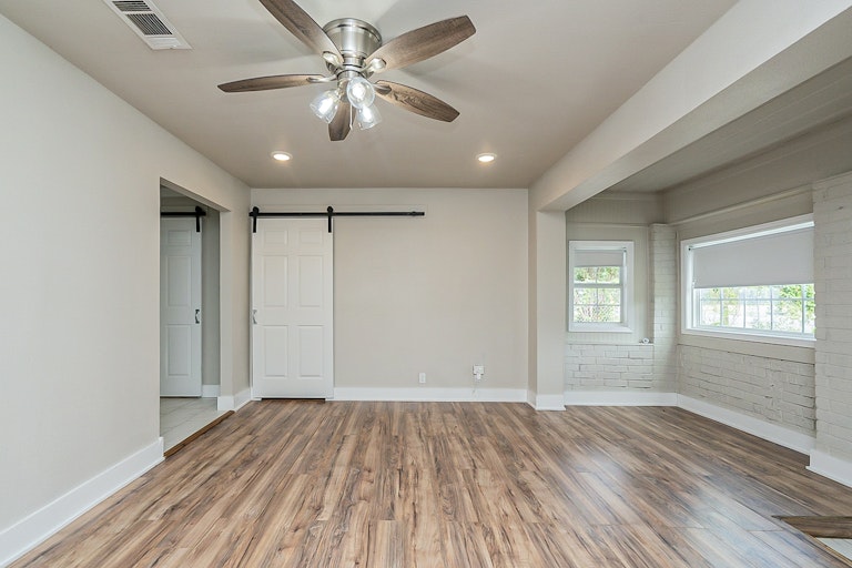 Photo 5 of 20 - 4608 Panola Ave, Fort Worth, TX 76103