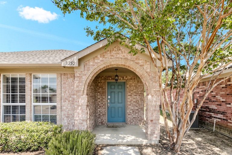 Photo 21 of 25 - 3252 Silent Creek Trl, Hurst, TX 76053