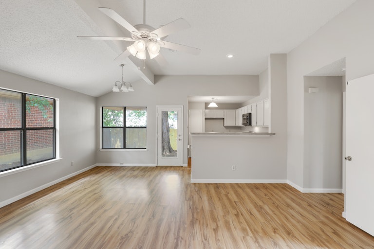 Photo 5 of 25 - 401 Angelina Dr, Arlington, TX 76018