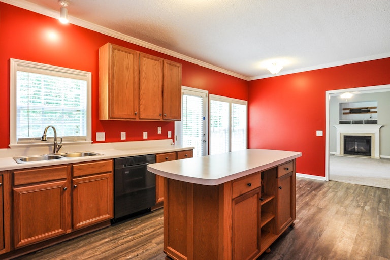 Photo 11 of 25 - 285 Trenburg Pl, Clayton, NC 27520