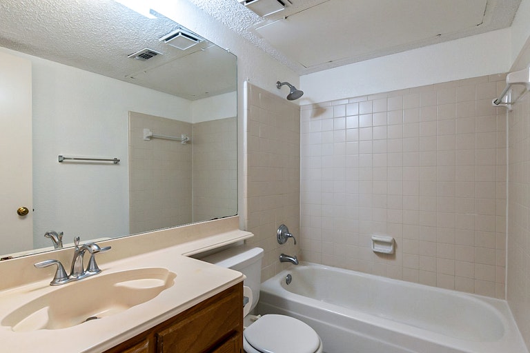Photo 10 of 22 - 2506 High Hollow Dr, Garland, TX 75041
