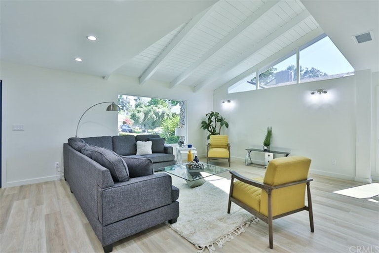 Photo 6 of 36 - 4211 W Woodland Ave, Burbank, CA 91505