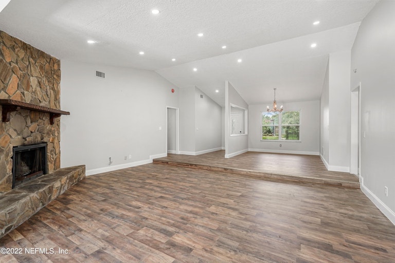 Photo 4 of 27 - 852 Maplewood Ln, Orange Park, FL 32065