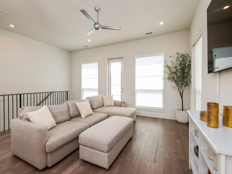 Photo 5 of 23 - 126 Garden Ct W, Arlington, TX 76013