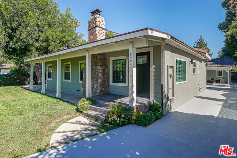 Photo 5 of 32 - 22647 Burbank Blvd, Woodland Hills, CA 91367