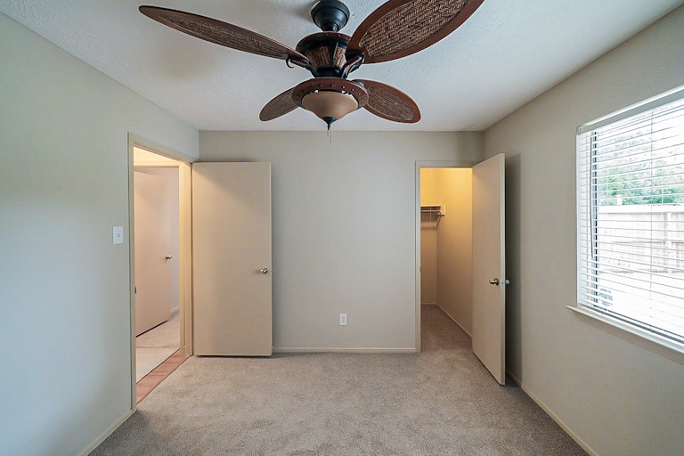 Photo 19 of 32 - 105 Greenshire Dr, League City, TX 77573