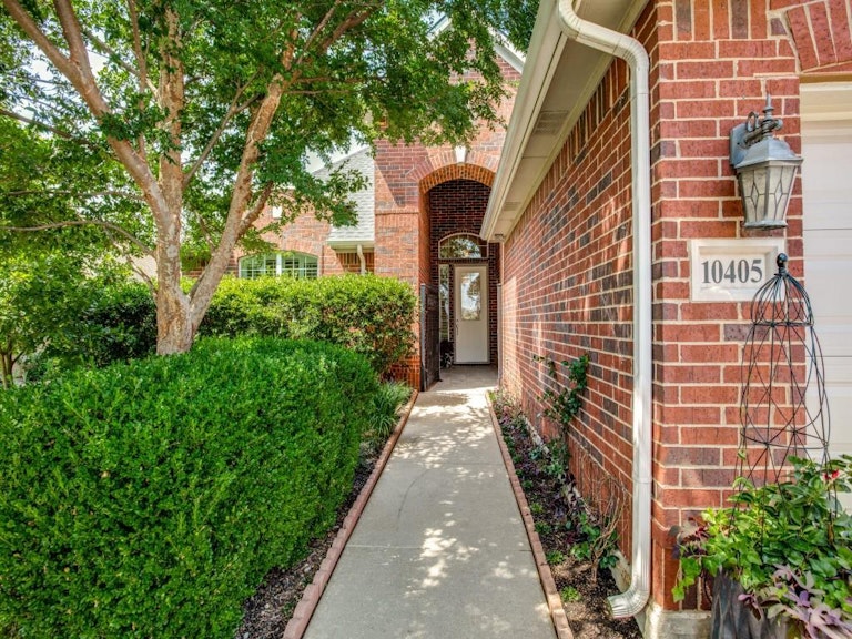 Photo 2 of 40 - 10405 Downing Dr, Denton, TX 76207