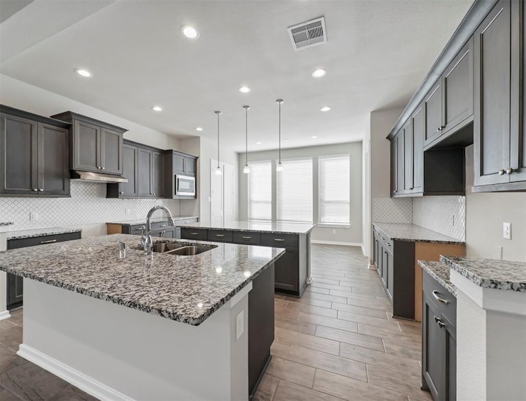 Photo 5 of 17 - 10505 Eastern Bluestar Dr, Conroe, TX 77385
