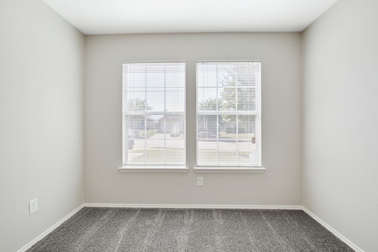 Photo 11 of 26 - 5620 Goldeneye Ln, Dallas, TX 75249