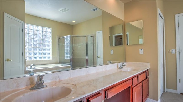 Photo 8 of 25 - 307 Carriage Oak Pl, Seffner, FL 33584