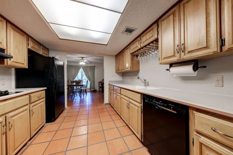 Photo 7 of 24 - 6 Mission Dr, New Braunfels, TX 78130
