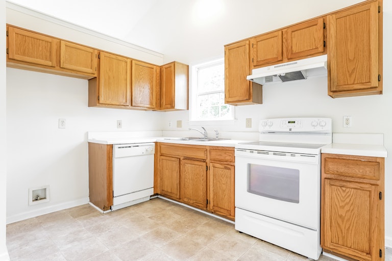 Photo 10 of 25 - 1604 Lake Trout Ln, Raleigh, NC 27610
