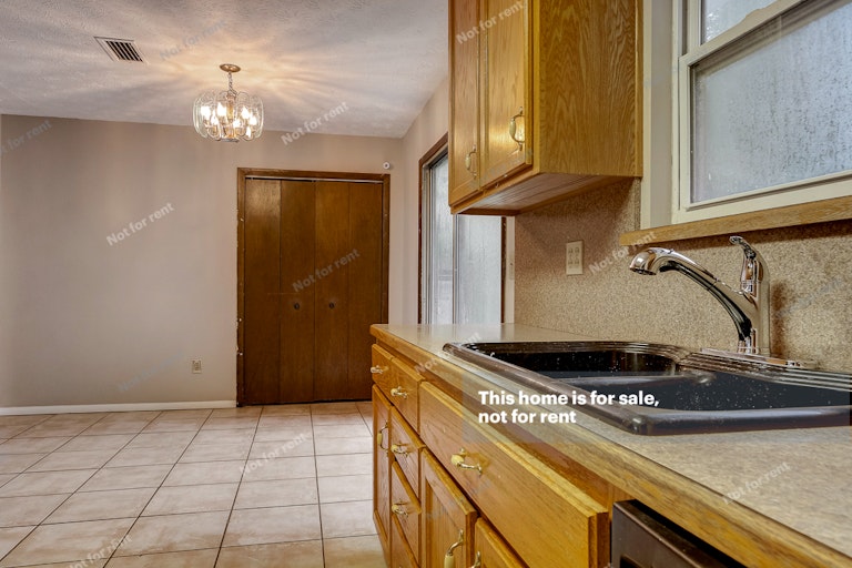 Photo 15 of 43 - 6215 Ogden Rd, Jacksonville, FL 32216