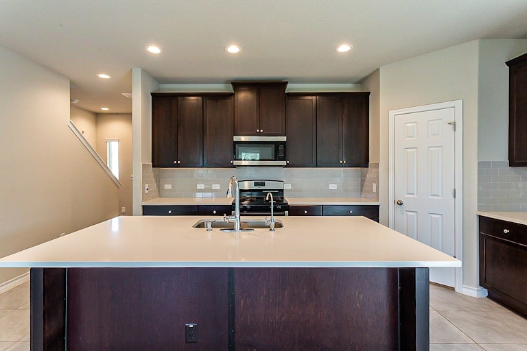 Photo 4 of 22 - 5602 Burr Blf, San Antonio, TX 78266