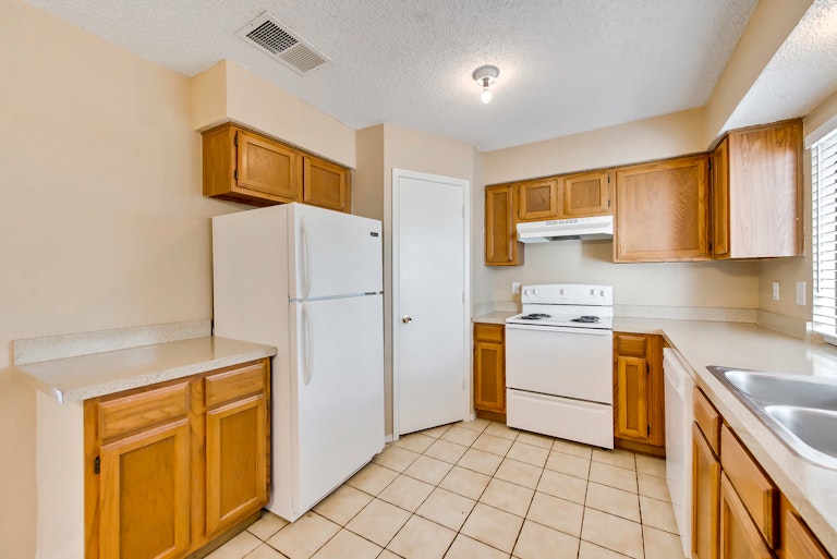 Photo 9 of 25 - 419 Thorn Wood Dr, Euless, TX 76039